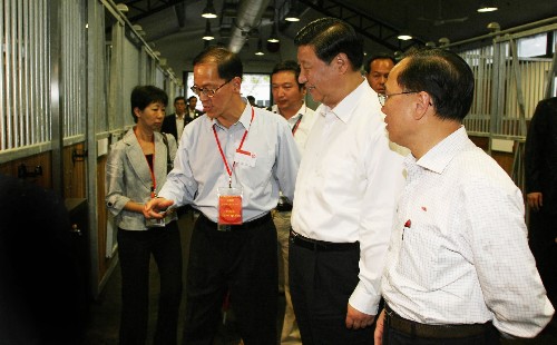 7月6日,國家副主席習(xí)近平在香港考察香港沙田奧運(yùn)馬術(shù)比賽場(chǎng)地。 新華社記者 張鳳國 攝