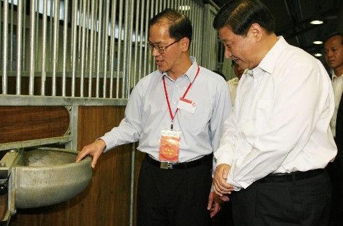 7月6日,國家副主席習(xí)近平在香港考察香港沙田奧運(yùn)馬術(shù)比賽場(chǎng)地。