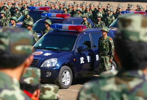 北京奧運(yùn)專(zhuān)用道武裝處突車(chē)上路執(zhí)勤 新華社照片,北京,2008年7月12日 北京奧運(yùn)專(zhuān)用道武裝處突車(chē)上路執(zhí)勤 7月12日,奧運(yùn)專(zhuān)用道武裝處突車(chē)組出征儀式在北京舉行,39輛嶄新的防彈車(chē)正式上路執(zhí)勤,擔(dān)負(fù)奧運(yùn)會(huì)專(zhuān)用道路的巡邏、處理突發(fā)事件、反恐任務(wù)。 奧運(yùn)會(huì)期間,北京城八區(qū)及部分高速公路等重要的交通主干道將劃出奧運(yùn)專(zhuān)用道路,屆時(shí)只允許和奧運(yùn)有關(guān)的車(chē)輛行駛。根據(jù)奧運(yùn)安保指揮中心的統(tǒng)一部署,武警北京總隊(duì)部署39輛武裝處突車(chē),實(shí)行全天24小時(shí)上路執(zhí)勤。 新華社發(fā)
