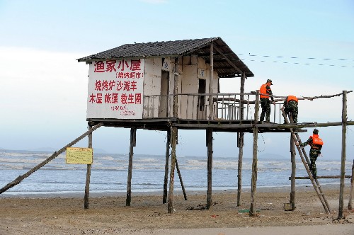 7月27日,福州長樂江田邊防派出所官兵在下沙海濱度假村檢查人員撤離情況。當(dāng)日,福建省吹響了迎戰(zhàn)今年第8號(hào)臺(tái)風(fēng)“鳳凰”正面登陸的“集結(jié)號(hào)”,海洋漁業(yè)、海事、農(nóng)業(yè)、建設(shè)、國土資源部門以及沿海各市按照各自防臺(tái)風(fēng)職責(zé)迅速行動(dòng)。按照福建省防汛抗旱指揮部要求,27日18時(shí)之前,福建所有海上作業(yè)漁船必須就近進(jìn)港避風(fēng),沿海漁排上的老弱婦幼人員必須全部上岸。 新華社記者姜克紅攝
