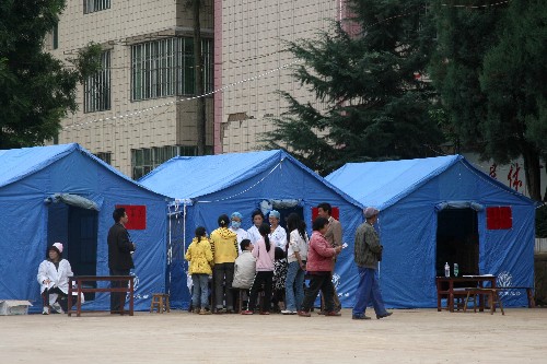 月31日拍攝的黎溪鎮(zhèn)會南人民醫(yī)院旁新建的臨時帳篷醫(yī)院。