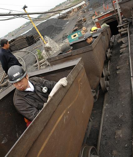鶴崗富華煤礦“9·20”事故救援工作緊張進行。 9月22日,救援隊員在井口做入井準備。 當日,鶴崗富華煤礦“9·20”火災事故救援已進入第3天,救援人員采取封閉火區(qū)、注射液態(tài)二氧化碳等措施,控制井下火勢,降低有害氣體濃度,盡全力搜救可能的生還者。 9月20日3時30分,黑龍江省鶴崗市富華煤礦發(fā)生火災事故,31名礦工被困井下。截至22日10時,救援人員已發(fā)現(xiàn)19名礦工遺體,仍有12名礦工下落不明。 新華社記者 梁冬攝