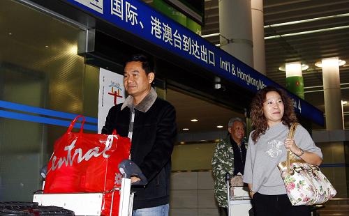 11月30日,旅客們步出上海浦東國(guó)際機(jī)場(chǎng)。當(dāng)日2時(shí)15分,中國(guó)東方航空公司的MU548航班接回246名滯留在泰國(guó)的中國(guó)旅客,以及26名滯留的機(jī)組人員,平安抵達(dá)上海。 新華社記者 凡軍 攝