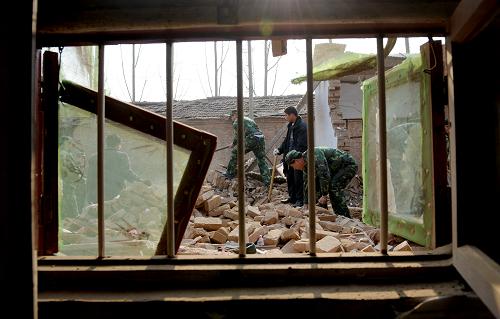 河南濮陽爆炸事故搜救基本結(jié)束確認15人死亡 12月27日,救護人員在現(xiàn)場救援。 記者從事故現(xiàn)場了解到,截至當日15時30分,河南濮陽華龍區(qū)東干城村爆炸事故搜救基本結(jié)束,據(jù)現(xiàn)場救援指揮部有關(guān)負責(zé)人介紹,此次事件確認死亡15人,另有9人受傷。在濮陽市中醫(yī)院,記者看到受傷人員正在接受緊急救治,已有一名受傷人員因傷情無大礙出院,其他受傷人員傷情穩(wěn)定。當?shù)卣验_展善后處理工作,事故詳細原因仍在調(diào)查之中。 新華社記者朱祥攝