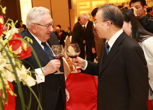 1月13日,中國國務(wù)委員戴秉國出席由中國人民外交學(xué)會為紀(jì)念中美建交30周年舉行的午餐研討會并發(fā)表講話。這是戴秉國與美國前國務(wù)卿基辛格交談。 新華社記者龐興雷攝