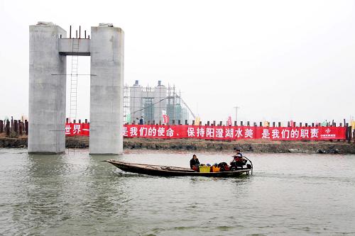 這是正在建設(shè)中的京滬高速鐵路陽澄湖特大橋。