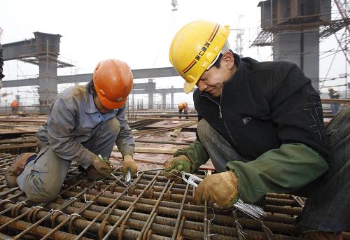 2月9日,兩名施工人員在京滬高鐵上海虹橋站工地施工。 春節(jié)假日期間,千里京滬高速鐵路建設(shè)工地,依然是一派熱火朝天的施工景象。自2008年4月18日全線開工以來,鐵道部和京滬高速鐵路各參建單位堅持用科學(xué)發(fā)展觀統(tǒng)領(lǐng)工程實踐,認(rèn)真貫徹中央領(lǐng)導(dǎo)同志對京滬高速鐵路建設(shè)的一系列重要指示精神,全面落實京滬高速鐵路建設(shè)領(lǐng)導(dǎo)小組的部署,精心組織、精心設(shè)計、精心施工、精心管理,又好又快推進(jìn)工程建設(shè)。 京滬高速鐵路全線開工以來,取得的成績超過預(yù)期,開局之年各項建設(shè)任務(wù)目標(biāo)均如期順利完成。 新華社記者 裴鑫攝