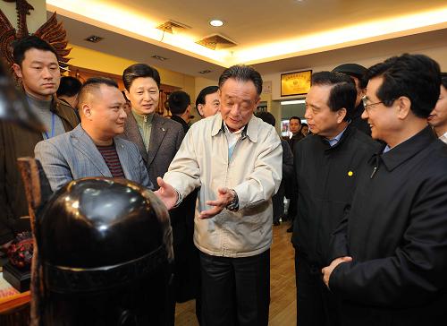 2月5日至9日,中共中央政治局常委、全國(guó)人大常委會(huì)委員長(zhǎng)吳邦國(guó)在浙江調(diào)研。 這是2月7日,吳邦國(guó)考察中國(guó)義烏國(guó)際商貿(mào)城時(shí)與商戶親切交談。 新華社記者高潔攝