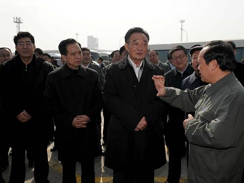 2月5日至9日,中共中央政治局常委、全國(guó)人大常委會(huì)委員長(zhǎng)吳邦國(guó)在浙江調(diào)研。 這是2月6日,吳邦國(guó)考察寧波港北侖三期集裝箱碼頭。 新華社記者高潔攝