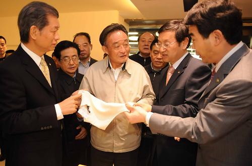 2月5日至9日,中共中央政治局常委、全國(guó)人大常委會(huì)委員長(zhǎng)吳邦國(guó)在浙江調(diào)研。 這是2月8日,吳邦國(guó)考察達(dá)利(中國(guó))有限公司。 新華社記者高潔攝