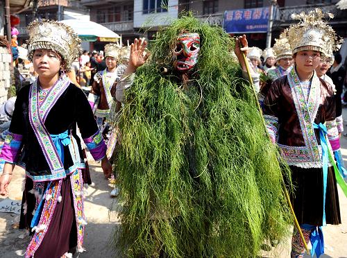 廣西苗族群眾歡度芒蒿節(jié) 2月11日,苗族青年裝扮成的“芒蒿”在向人們祝福。 當(dāng)日是廣西融水苗族自治縣的傳統(tǒng)“芒蒿節(jié)”。“芒蒿”是苗語(yǔ)譯音,“芒”是面具之意,“蒿”指神靈,“芒蒿”是當(dāng)?shù)孛耖g傳說(shuō)中能驅(qū)除魔邪、帶來(lái)吉祥的神靈。每年的正月十七,融水苗族自治縣各族群眾匯聚一堂,舉行蘆笙踩堂等文化活動(dòng),到處充滿節(jié)日的氣氛。 新華社記者 張愛(ài)林 攝