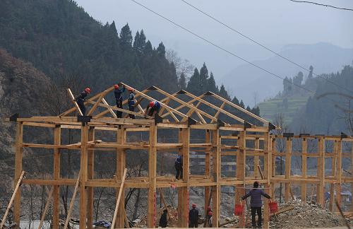 節(jié)后忙重建 建筑工人正在搭建木結(jié)構(gòu)房屋(2月11日攝)。 農(nóng)歷正月十五過后,隨著天氣轉(zhuǎn)暖,四川省青川縣關(guān)莊鎮(zhèn)受災(zāi)農(nóng)戶積極投入家鄉(xiāng)災(zāi)后重建,平整地基、搭建木框架等永久性房屋的建設(shè)如火如荼。據(jù)關(guān)莊鎮(zhèn)政府介紹,該鎮(zhèn)1570戶重建房中已有1214戶啟動,其中已經(jīng)主體完工的有832戶。 新華社記者 江宏景 攝