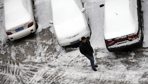 烏魯木齊降雪天氣緩解旱情 2月12日,在烏魯木齊市,一名行人從積雪覆蓋著的車輛旁邊經(jīng)過(guò)。 2月11日以來(lái),受西西伯利亞冷空氣的影響,包括烏魯木齊在內(nèi)的北疆伊犁、阿勒泰、塔城等地迎來(lái)降雪天氣,氣溫明顯降低。氣象專家表示,降溫降雪天氣對(duì)緩解這些地區(qū)開春旱情有積極作用。 新華社記者 沙達(dá)提攝