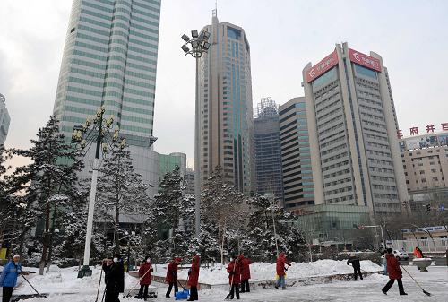 2月12日,人們?cè)跒豸斈君R人民廣場(chǎng)清掃積雪。 2月11日以來(lái),受西西伯利亞冷空氣的影響,包括烏魯木齊在內(nèi)的北疆伊犁、阿勒泰、塔城等地迎來(lái)降雪天氣,氣溫明顯降低。氣象專家表示,降溫降雪天氣對(duì)緩解這些地區(qū)開春旱情有積極作用。 新華社記者 沙達(dá)提攝