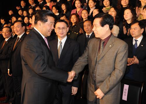 賈慶林在重慶與統(tǒng)一戰(zhàn)線各方面人士座談 2月11日,中共中央政治局常委、全國(guó)政協(xié)主席賈慶林在重慶與統(tǒng)一戰(zhàn)線各方面人士座談。這是賈慶林會(huì)見(jiàn)重慶統(tǒng)一戰(zhàn)線各方面人士并合影留念。 新華社記者 樊如鈞攝