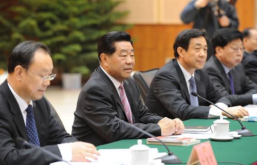 賈慶林在重慶與統(tǒng)一戰(zhàn)線各方面人士座談 2月11日,中共中央政治局常委、全國(guó)政協(xié)主席賈慶林在重慶與統(tǒng)一戰(zhàn)線各方面人士座談。 新華社記者 樊如鈞攝