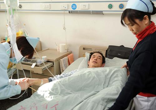 青海全力救治“雙黃連注射液”不良反應(yīng)患者 2月13日,患者田增成在青海省人民醫(yī)院接受治療。 2月9日至10日,青海省大通回族土族自治縣發(fā)生3例疑似雙黃連注射液使用不良反應(yīng)事件,并造成1例死亡。事件發(fā)生后,青海省立即采取措施全力救治不良反應(yīng)患者。目前,兩名患者正在青海省人民醫(yī)院接受救治,病情已有所緩解。 2月12日,衛(wèi)生部、國家食品藥品監(jiān)管局發(fā)出緊急通知,要求各級各類醫(yī)療機構(gòu)和藥品經(jīng)營企業(yè)立即暫停使用、銷售并封存黑龍江烏蘇里江制藥有限公司佳木斯分公司生產(chǎn)的“雙黃連注射液”。 新華社記者 侯德強 攝
