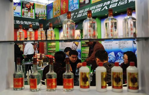 3月24日,成都世紀城新國際會展中心,參加糖酒會的客商在洽談業(yè)務。