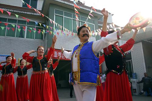 3月24日,成都市新都區(qū)斑竹園鎮(zhèn)順江村村民載歌載舞慶祝該村文化大院被授予“三星”。