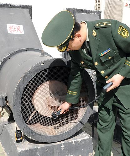 寧夏開展消防安全隱患專項(xiàng)整治行動 3月26日,寧夏消防總隊(duì)檢查人員在一高層建筑頂部監(jiān)測消防排風(fēng)設(shè)備運(yùn)行狀況。 近日,寧夏消防總隊(duì)開展公眾聚集場所、高層和地下建筑消防安全專項(xiàng)整治行動,嚴(yán)厲查處火災(zāi)隱患和消防違法行為,積極為全區(qū)經(jīng)濟(jì)社會發(fā)展創(chuàng)造良好消防安全環(huán)境。目前,這個總隊(duì)共摸底排查高層和地下建筑500多個、公眾聚集場所1800個,發(fā)現(xiàn)并督促整改火災(zāi)隱患980多處。 新華社記者 劉泉龍 攝