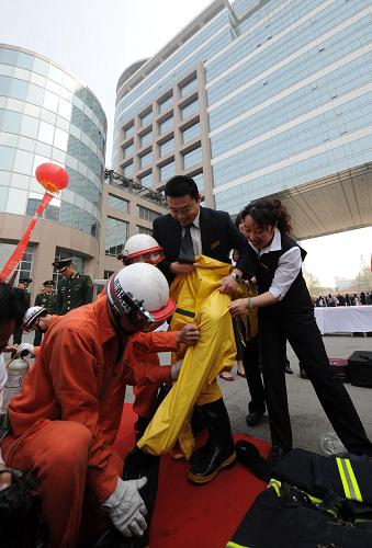 4月9日,市民在體驗(yàn)消防衣。