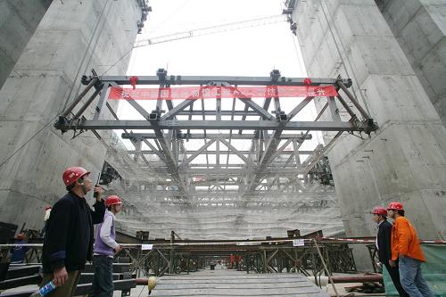 中國國家博物館千噸重“鋼樓板”提升就位 4月10日,施工人員在北京的中國國家博物館改擴建工程工地進行提升“鋼樓板”作業(yè)。 當天,中國國家博物館改擴建工程中重約1000噸的“鋼樓板”被成功地從地面提升至25米的高度,固定就位。據(jù)悉,這是北京建筑史上體積最大的“鋼樓板”,在國內(nèi)也屬罕見。 新華社發(fā)(黎方益 攝)