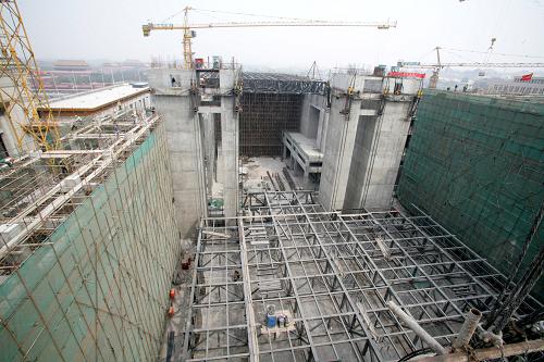 這是4月10日在北京的中國國家博物館改擴建工程工地拍攝的“鋼樓板”提升現(xiàn)場。