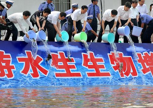 2009年長江下游水生生物增殖放流活動在江蘇舉行 6月6日,放流活動南京主會場的嘉賓和漁政人員一同向江中放流魚種。 當(dāng)日,由農(nóng)業(yè)部與江蘇省政府聯(lián)合組織的2009年長江下游水生生物增殖放流活動在江蘇省內(nèi)沿江的南京市、泰州市、江陰市、江海交匯的南通市和內(nèi)陸主要淡水湖泊洪澤湖、滆湖同時舉行,活動共投入資金600多萬元,向江海湖泊等天然水域投放各類魚種及中華絨螯蟹等5000多萬尾(只),以增殖水生生物資源,進一步修復(fù)改善水域生態(tài)和促進漁業(yè)可持續(xù)發(fā)展。2009年,江蘇省計劃投入資金3000萬元以上,放流各類魚蝦蟹貝類苗種8億尾(只)。 新華社記者孫參攝