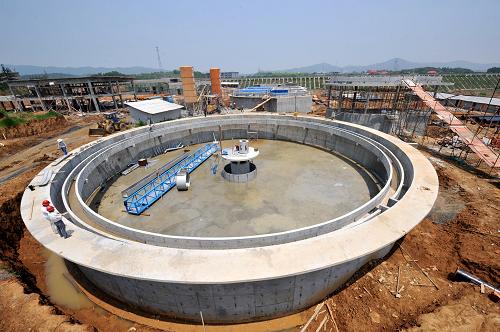 江西湖口:發(fā)展與環(huán)保同行 6月3日,湖口縣污水處理項(xiàng)目在施工中。 江西省湖口縣毗鄰長江,交通區(qū)位優(yōu)越。近幾年該縣承接了沿海十幾家化工企業(yè)轉(zhuǎn)移,建設(shè)了省級生態(tài)工業(yè)建設(shè)示范園區(qū)——金砂灣工業(yè)園。園區(qū)企業(yè)的聚集帶動了當(dāng)?shù)亟?jīng)濟(jì)發(fā)展,但也給湖口縣帶來極大的環(huán)境壓力。為從源頭預(yù)防和控制環(huán)境污染及生態(tài)破壞,湖口縣環(huán)保局在嚴(yán)格項(xiàng)目審批和加大執(zhí)法力度的同時,投資300萬元建立起企業(yè)排污在線監(jiān)控系統(tǒng),這套系統(tǒng)包括COD在線分析儀、PH值控測、流量計(jì)和視頻,確保金砂灣工業(yè)園區(qū)內(nèi)14家重化企業(yè)的排放24小時處于環(huán)保部門的監(jiān)控之下。 新華社記者 章武 攝
