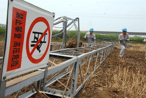 安徽災(zāi)后搶修電網(wǎng) 6月6日,供電公司員工在安徽滁州搶修被大風(fēng)吹倒的高壓塔。 6月5日,受冷空氣影響,安徽省自北向南出現(xiàn)了雷雨、大風(fēng)、冰雹等強(qiáng)對流天氣。 新華社發(fā)(宋衛(wèi)星 攝)