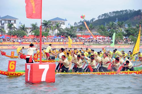 6月6日,龍舟隊在激烈角逐。當日,首屆防城港市國際龍舟節(jié)在廣西防城港西灣海域舉行,來自東南亞、港澳地區(qū)和廣西的18支龍舟隊參加角逐。 新華社記者劉廣銘攝