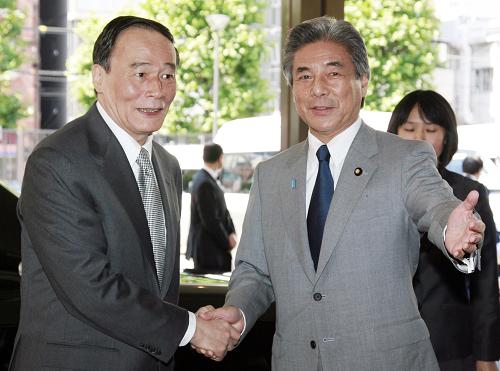 這是日本代表團(tuán)團(tuán)長,日本外務(wù)大臣中曾根弘文(右)在對話開始前歡迎中國代表團(tuán)團(tuán)長,國務(wù)院副總理王岐山。王岐山副總理和日本外務(wù)大臣中曾根弘文共同主持此次對話。 新華社記者 任正來 攝