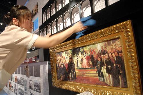 7月4日,工作人員在首都博物館布展。新華社發(fā)