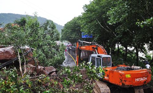 8月15日,救援車輛在浙江省嵊州市104國道山體塌方事故現(xiàn)場救援。