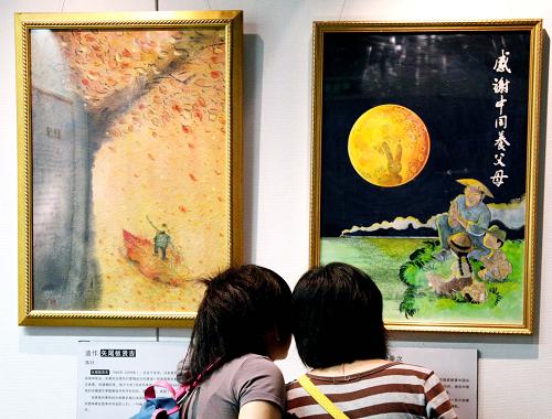 “日本百名漫畫家筆下的8·15”漫畫展在南京開展 8月15日,參觀者在侵華日軍南京大屠殺遇難同胞紀念館觀看展出的漫畫作品。