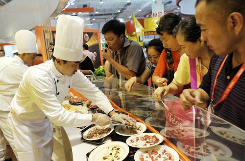 我國(guó)肉類消費(fèi)60年增長(zhǎng)近13倍 9月5日,觀眾在第七屆中國(guó)國(guó)際肉類工業(yè)展覽會(huì)上品嘗熟肉制品。 當(dāng)日,國(guó)務(wù)院發(fā)展研究中心教授潘耀國(guó)在第五屆世界豬肉大會(huì)上介紹,60年前中國(guó)人年肉類消費(fèi)平均水平是4公斤,2008年全國(guó)人均肉類占有量上升到54.8公斤,人均肉類占有量增長(zhǎng)12.7倍。 新華社記者 朱崢 攝