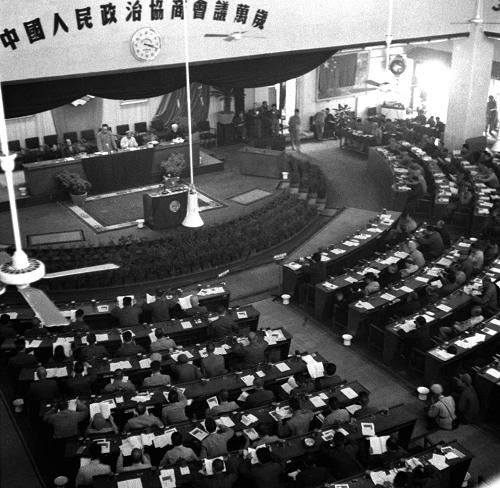 風(fēng)雨同舟鑄輝煌——寫在人民政協(xié)成立60周年之際 1949年9月21日,肩負(fù)協(xié)商創(chuàng)建新中國歷史重任的中國人民政治協(xié)商會議第一屆全體會議,在北京中南海懷仁堂隆重開幕。 新中國的誕生為人民政協(xié)在國家政治體制和政治生活中發(fā)揮作用提供了廣闊的空間和舞臺。60年來,在以毛澤東、鄧小平、江澤民同志為核心的黨的三代中央領(lǐng)導(dǎo)集體和以胡錦濤同志為總書記的中共中央領(lǐng)導(dǎo)下,人民政協(xié)作為中國人民最廣泛的愛國統(tǒng)一戰(zhàn)線組織,作為中國共產(chǎn)黨領(lǐng)導(dǎo)的多黨合作和政治協(xié)商的重要機(jī)構(gòu),作為發(fā)揚(yáng)社會主義民主的重要形式,為推進(jìn)中國革命、建設(shè)和改革事業(yè)發(fā)揮了不可替代的作用,創(chuàng)造了不可磨滅的業(yè)績。 新華社發(fā)
