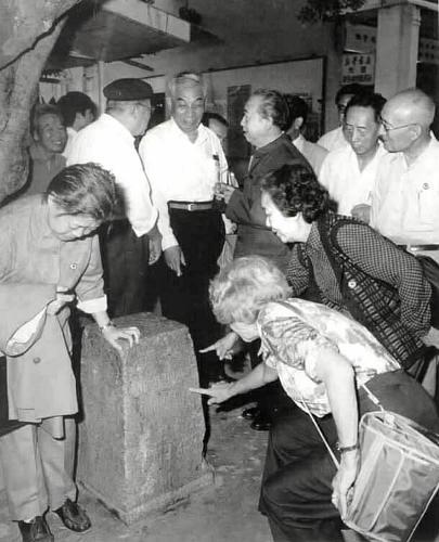 全國政協(xié)委員在深圳市沙頭角視察,為搞好經(jīng)濟(jì)特區(qū)建設(shè)事業(yè)獻(xiàn)計(jì)出力(資料照片)。