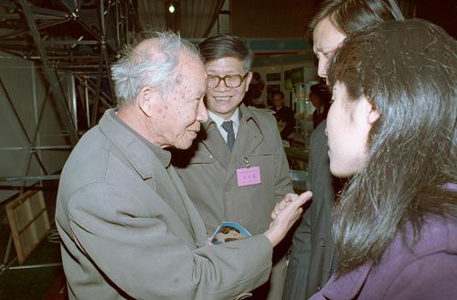 1992年3月21日,全國政協(xié)委員、著名水利專家張光斗在參觀三峽工程展覽。