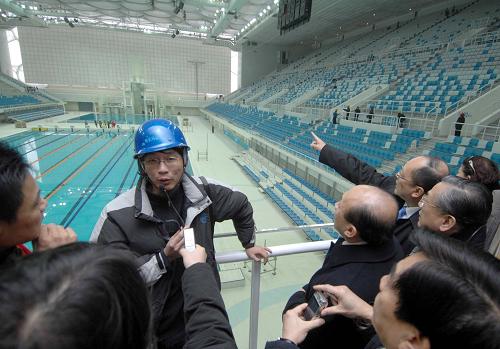 2008年1月23日,國家游泳中心總經(jīng)理趙志雄向參加北京市政協(xié)十一屆一次會議的港澳委員們介紹國家游泳中心——“水立方”的特點(diǎn)。