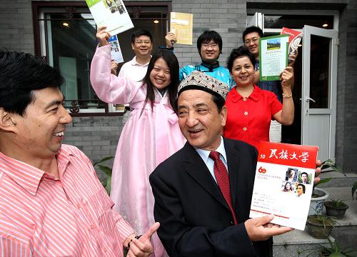 《民族文學(xué)》雜志社編輯室工作人員在祝賀蒙古文版、藏文版、維吾爾文版創(chuàng)刊(9月19日攝)。