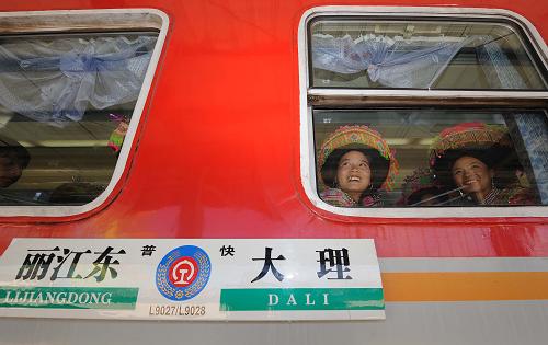 大理至麗江鐵路正式通車 9月28日,幾名麗江乘客坐在火車上準(zhǔn)備前往大理。 當(dāng)日,云南大理至麗江鐵路開通運(yùn)營暨列車首發(fā)儀式在麗江東站舉行,標(biāo)志著國家重點(diǎn)工程項(xiàng)目云南大(理)麗(江)鐵路正式通車運(yùn)營。該條鐵路全長162.4公里,設(shè)計時速為120公里,于2004年12月開工建設(shè),是連接兩個文化旅游名城——大理和麗江的鐵路大動脈。 新華社記者 藺以光 攝