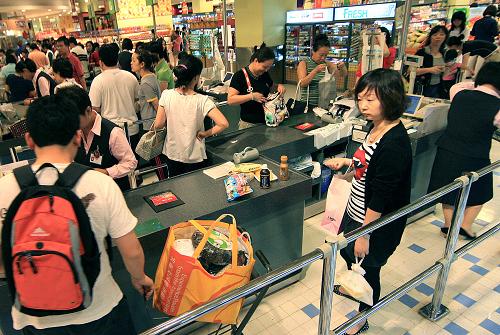 上海長(zhǎng)假前三天商業(yè)零售額12.45億 10月5日,消費(fèi)者在上海市南京路上的商店內(nèi)購(gòu)物。 當(dāng)日,上海市商業(yè)信息中心發(fā)布的信息顯示,今年“十一”黃金周前三日,上海800多個(gè)零售商業(yè)網(wǎng)點(diǎn)實(shí)現(xiàn)零售額12.45億元,同比增長(zhǎng)了23.6%。上海主要百貨店推出各種促銷措施,對(duì)消費(fèi)的刺激作用明顯,10月1日至3日,百貨店實(shí)現(xiàn)銷售同比增長(zhǎng)61.4%。 新華社記者陳飛攝