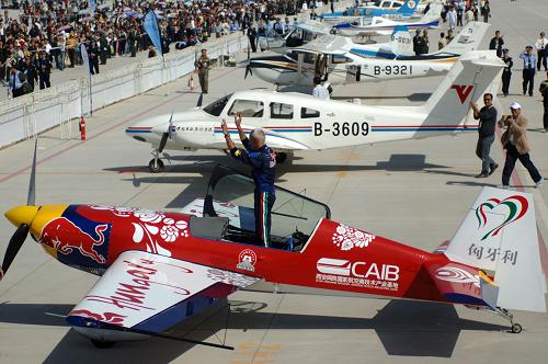 2009中國國際通用航空大會開幕 10月17日,在西安國家航空產(chǎn)業(yè)基地蒲城通用航空產(chǎn)業(yè)園內(nèi)府機場,一位飛行員在完成飛行表演后,向觀眾揮手致意。 當(dāng)日,2009中國國際通用航空大會在陜西西安和渭南兩地開幕。大會共包括四項活動,分別為飛行表演與飛機靜態(tài)展、通用航空高峰論壇、航空設(shè)備與器材展、航空項目簽約。來自美國、加拿大、法國、英國、德國、奧地利、捷克、荷蘭、日本、韓國等國家和地區(qū)的近30家通用航空企業(yè)和國內(nèi)約100家企業(yè)參加展會。