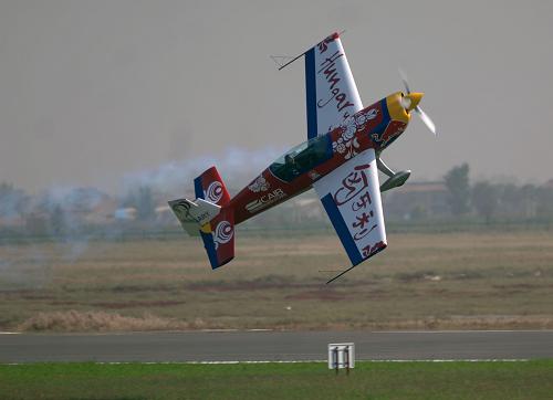 2009中國國際通用航空大會開幕 10月17日,在西安國家航空產(chǎn)業(yè)基地蒲城通用航空產(chǎn)業(yè)園內(nèi)府機場,一架飛機在進行低空飛行表演。