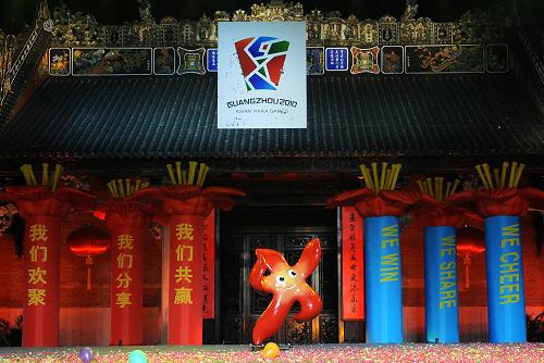 11月6日,廣州2010亞洲殘疾人運動會會徽、吉祥物、口號在廣州市陳家祠廣場正式發(fā)布。廣州2010亞殘運會會徽圖案以紅、綠、藍三原色拼出運動的人形組成,吉祥物取名“芬芬”,口號是“我們歡聚,我們分享,我們共贏?。╓e cheer, We share, We win?。?#8221;。 新華社記者劉大偉攝