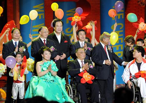 11月6日,鄧樸方、劉鵬、黃華華等領導與演員合影。當日,廣州2010亞洲殘疾人運動會會徽、吉祥物、口號在廣州市陳家祠廣場正式發(fā)布。 新華社記者劉大偉攝