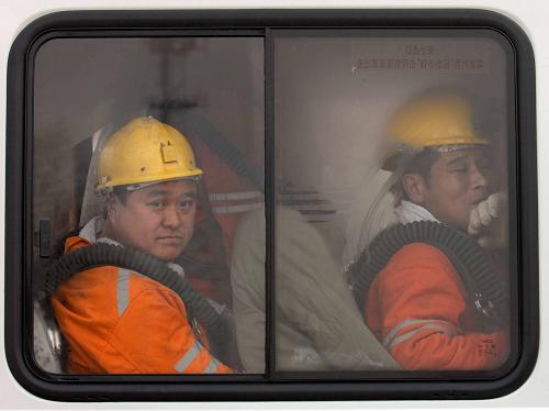 11月22日,一批救援人員在車內(nèi)待命。 記者從黑龍江省鶴崗新興煤礦事故搶險救災(zāi)指揮部獲悉,經(jīng)過夜以繼日的搶險救災(zāi),新興煤礦井下通風(fēng)系統(tǒng)已全部恢復(fù),使救援工作大幅提速,截至11月22日12時,搜救人員已對井下90%的工作面進行了搜尋,共發(fā)現(xiàn)87名遇難者,仍有21人下落不明。 新華社記者王松攝