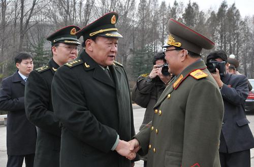 11月22日,朝鮮人民武力部部長(zhǎng)金永春次帥(右)在平壤祖國(guó)解放戰(zhàn)爭(zhēng)勝利紀(jì)念塔廣場(chǎng)歡迎到訪的中國(guó)國(guó)務(wù)委員兼國(guó)防部長(zhǎng)梁光烈。應(yīng)朝鮮人民武裝力量部的邀請(qǐng),梁光烈當(dāng)日抵達(dá)平壤,開(kāi)始對(duì)朝鮮進(jìn)行為期5天的訪問(wèn)。 新華社記者姚西蒙攝