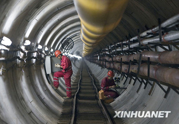 10月11日,在江西瑞昌,施工人員在西氣東輸二線工程長江盾構隧道中檢查線路。